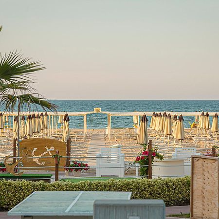 Hotel Avana Fronte Mare Riccione Exterior foto