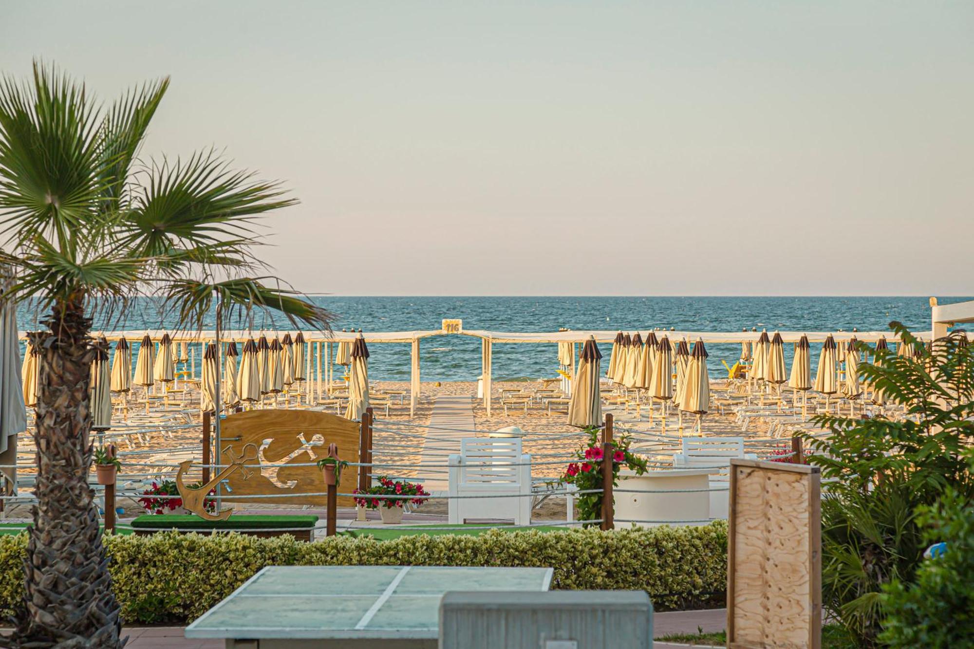 Hotel Avana Fronte Mare Riccione Exterior foto
