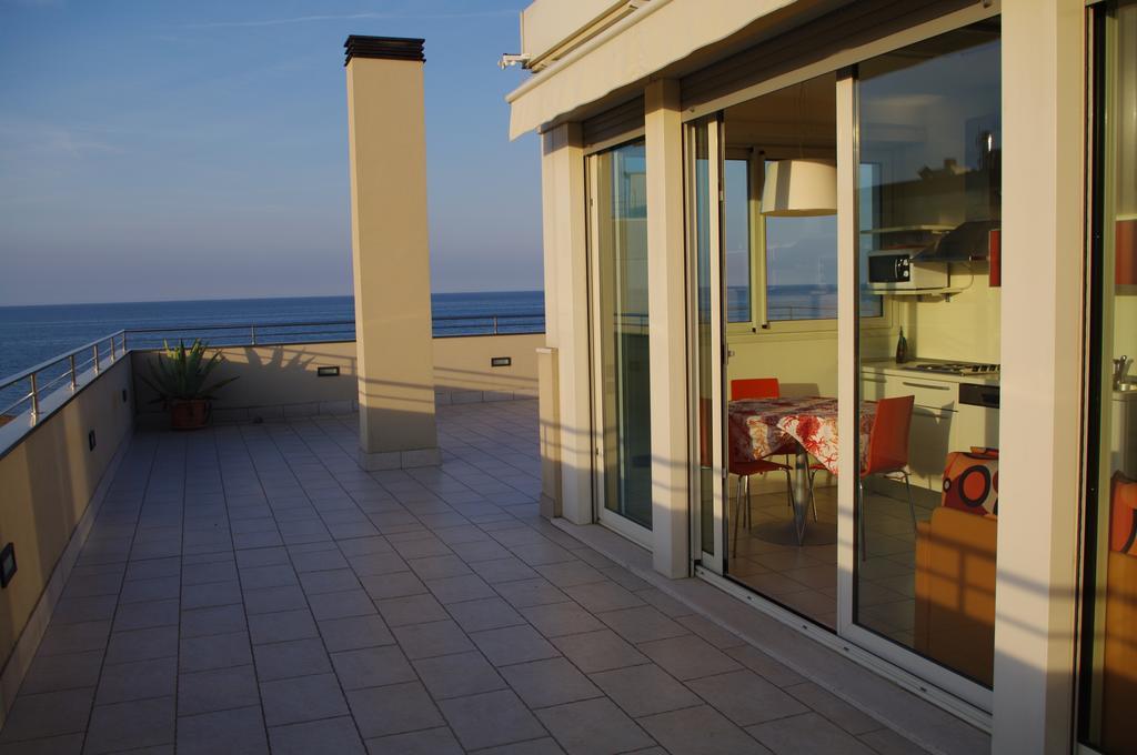 Hotel Avana Fronte Mare Riccione Exterior foto